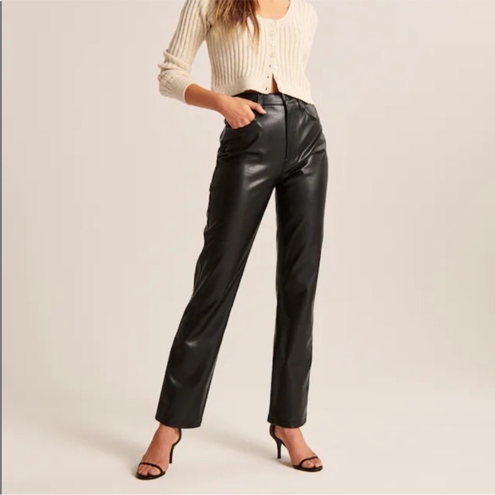 NWT Abercrombie 90s Relaxed High Rise Vegan Leather Pants Curve Love 34 / 18 G11